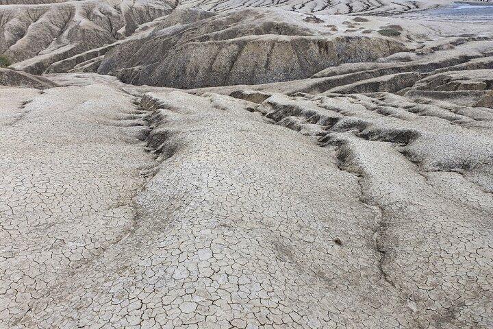 ブカレスト発プラホヴァ岩塩坑と泥火山プライベート ツアー
