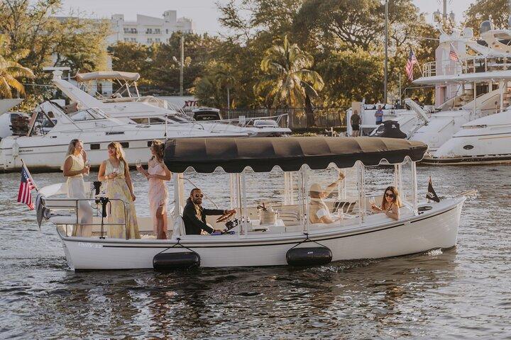 Crucero de lujo compartido en barco eléctrico por el río Miami con vino y charcutería