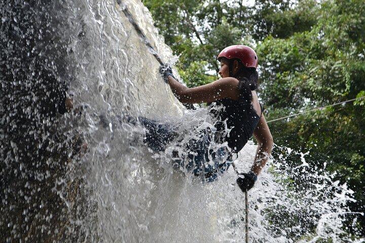 Auf der Jagd nach Wasserfällen im Pokhara Canyoning Experience