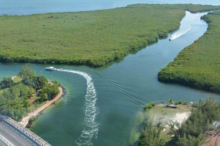 スピードボートとシュノーケリング付きのカンクン ジャングル ツアー