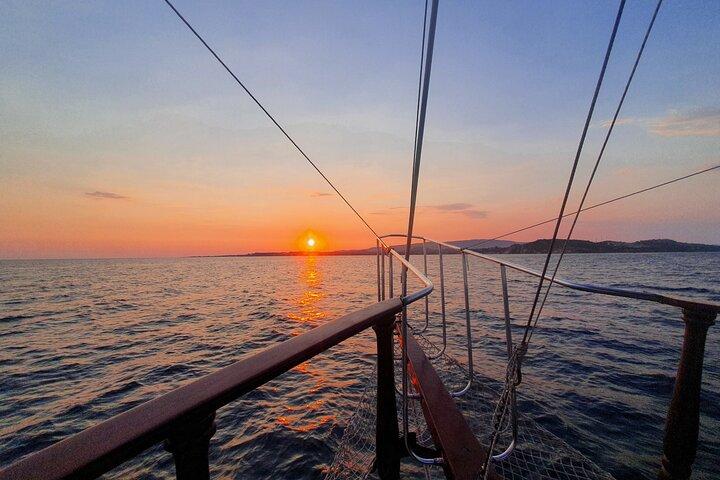 Crociera al tramonto Queen Bee con soste per nuotare e cena