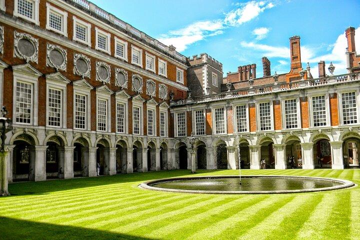 ロンドン発の素晴らしいハンプトン コート宮殿のプライベート日帰り旅行