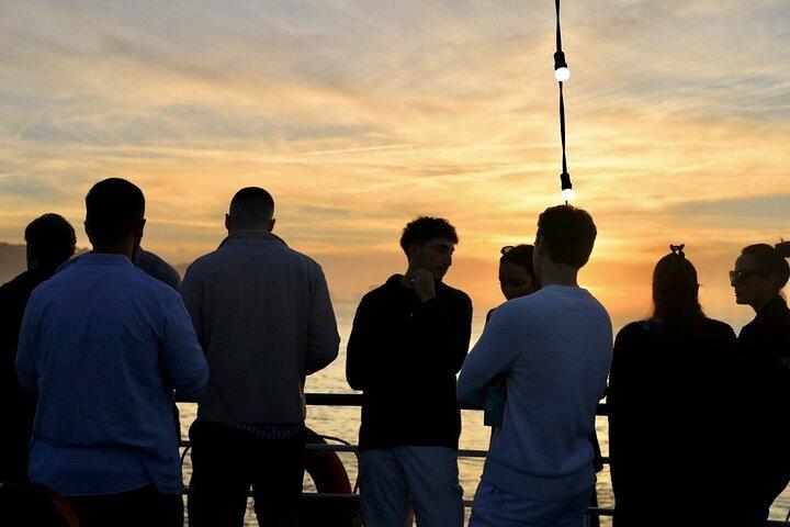 Lissabon: Bootsfahrt bei Sonnenuntergang mit Musik und Begrüßungsgetränk.