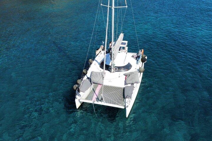 サントリーニカタマランクルーズ－5時間のプライベートセーリング体験