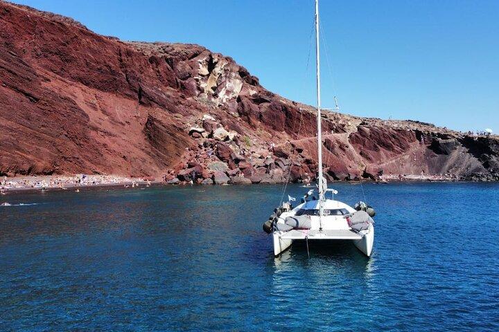 サントリーニカタマランクルーズ－5時間のプライベートセーリング体験