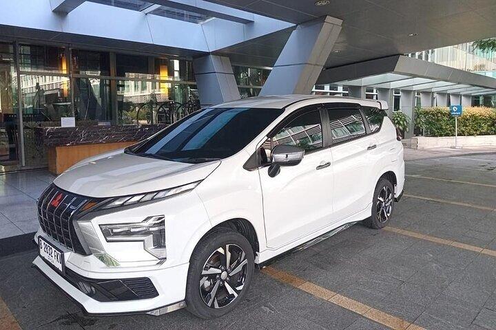 料金と保険が付いている車ごとのジャカルタ私用往復CGK空港送迎
