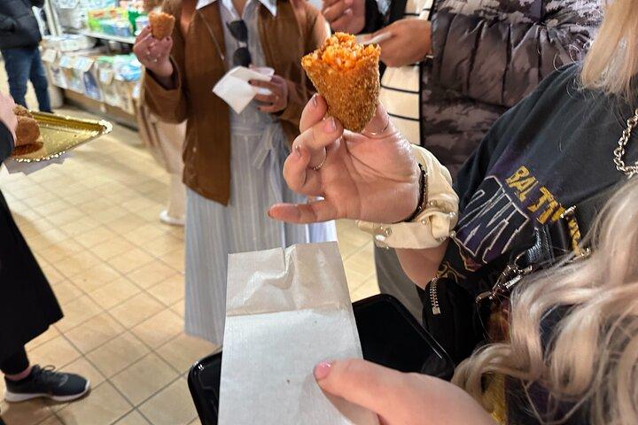 Tour de comida callejera del Vaticano por el mercado de productos frescos más grande de Roma