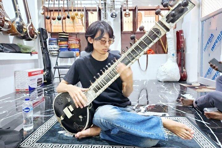 ¡Aprende a tocar un instrumento tradicional indio en Varanasi!