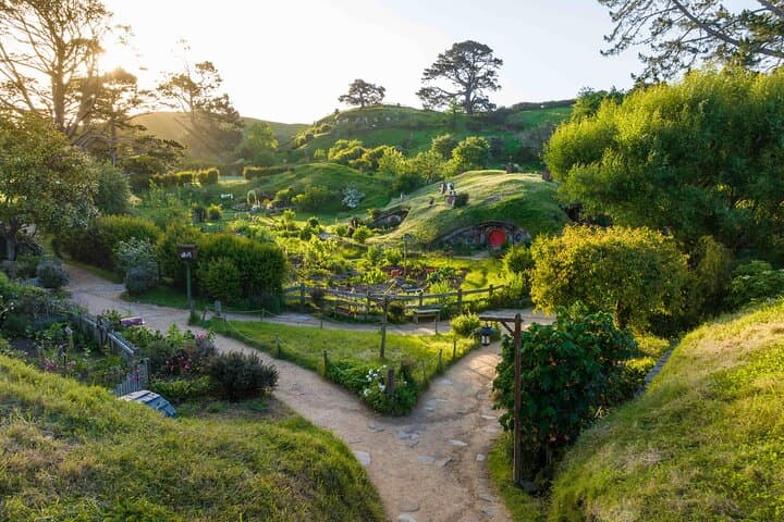 Hobbiton Movie Set and Hamilton Gardens Small Group-from Auckland