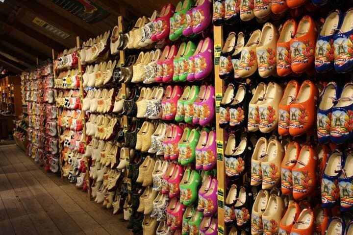 Private Sightseeing Tour to Windmills Cheese Farm and Volendam