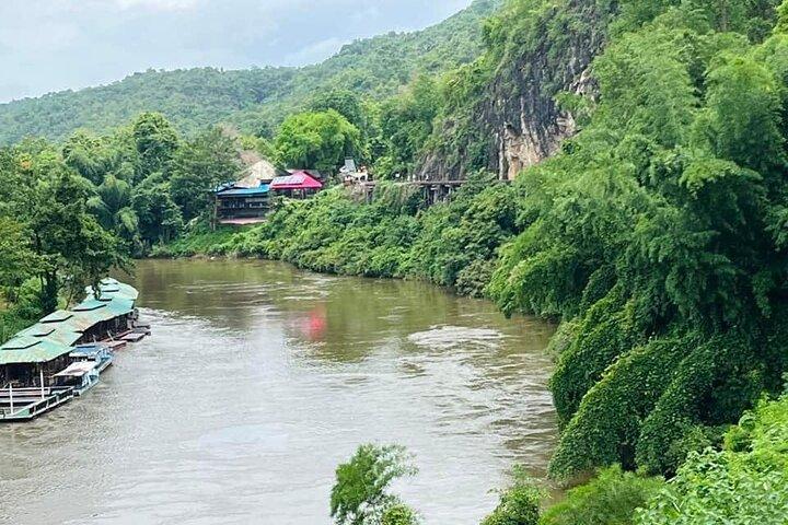 バンコク エラワン滝とクワイ川死の鉄道ツアー