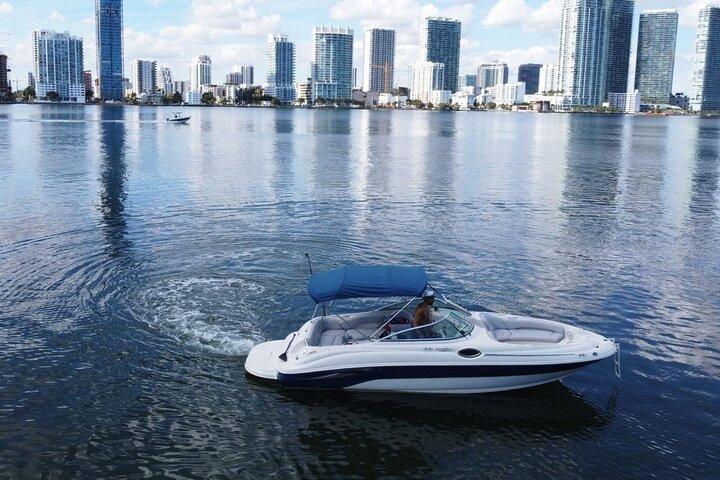 26 Ft Boat, Miami Bay Alquiler por 2 o 4 horas. 10 personas