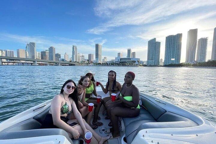 26 Ft Boot, Miami Bay Vermietung für 2 oder 4 Stunden. 10 Personen