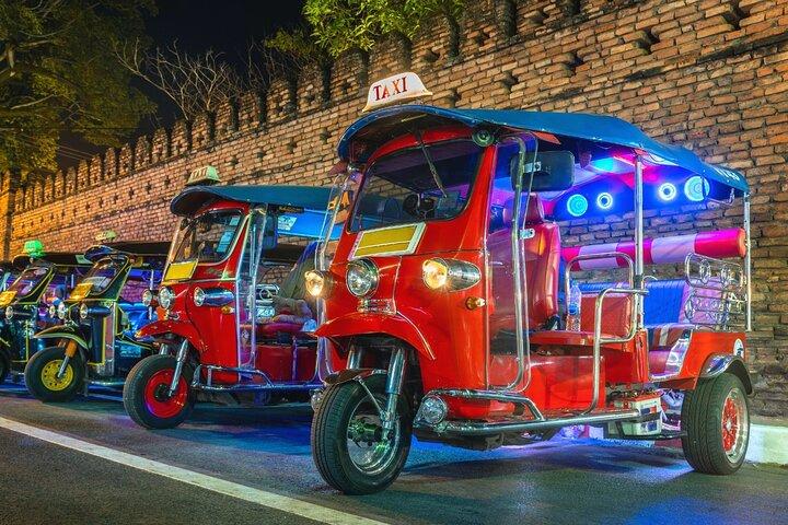 Chiang Mai by Night Tuk-Tuk-tur - templer, markeder og gademad