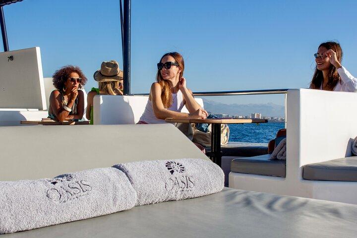 La navigazione in catamarano a Palma di Maiorca include aperitivo e barbecue