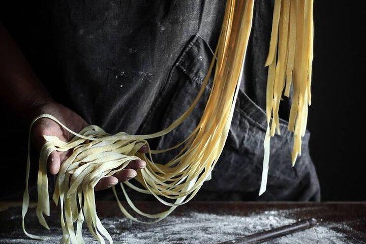 Firenze : Corso di Cucina Pasta con Vino Illimitato