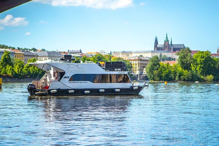 VIP Prague YachtBoat ONE-upplevelse: Allt-du-kan-dricka