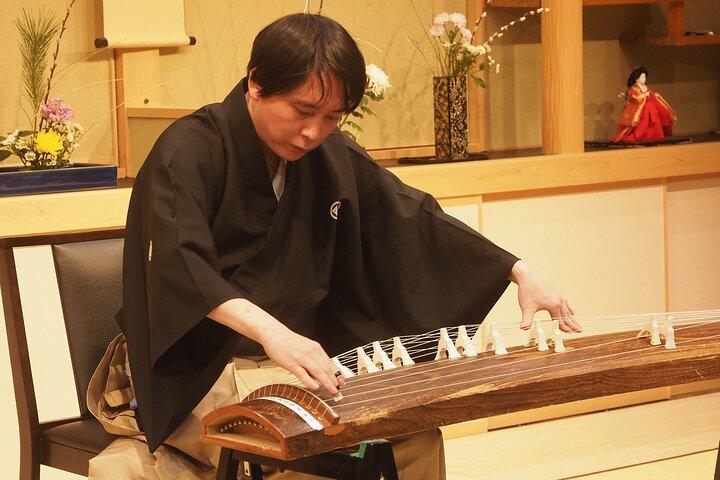 琴伝統的な日本の楽器の演奏体験