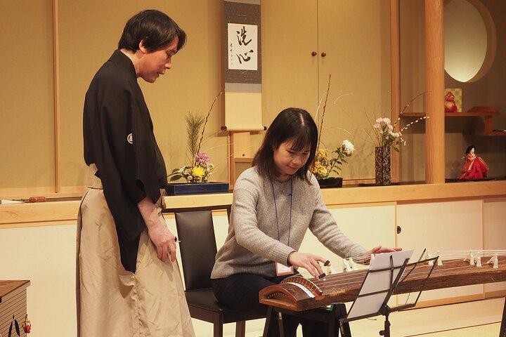 琴伝統的な日本の楽器の演奏体験