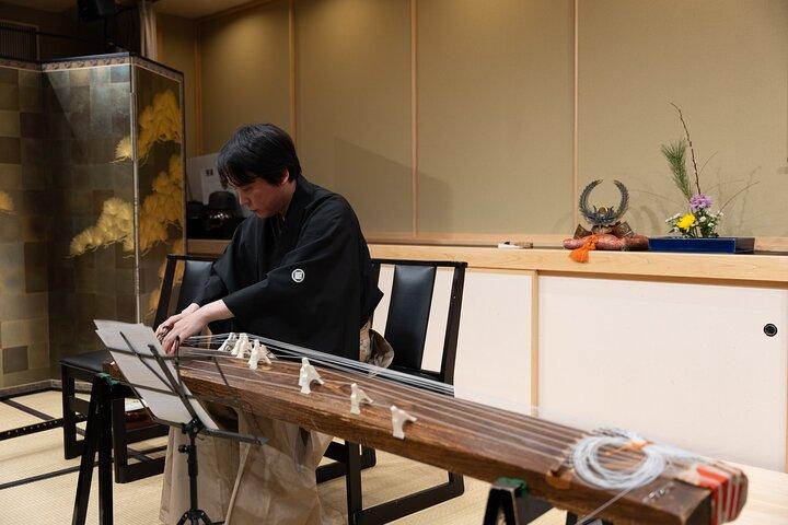 琴伝統的な日本の楽器の演奏体験