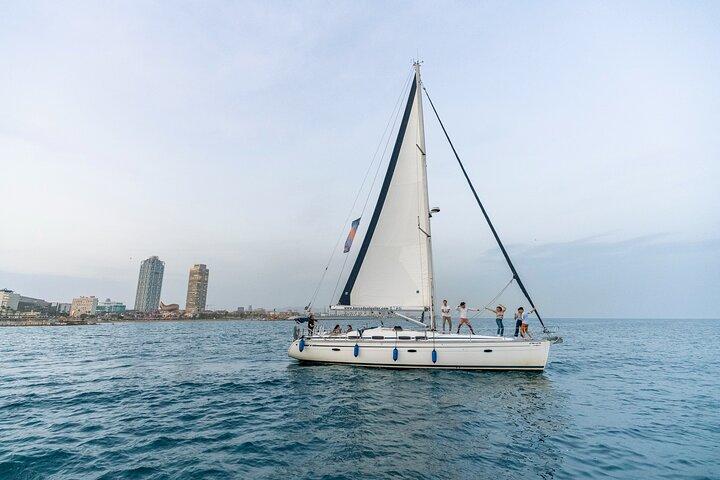 Barcellona: Crociera privata in barca a vela con open bar e snack.