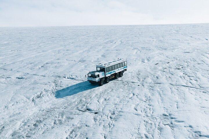 氷河の中へ：レイキャビク発ラングヨークトル氷洞窟日帰りツアー