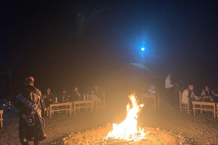 Abendessen in der Agafay-Wüste und Kamelritt mit Show
