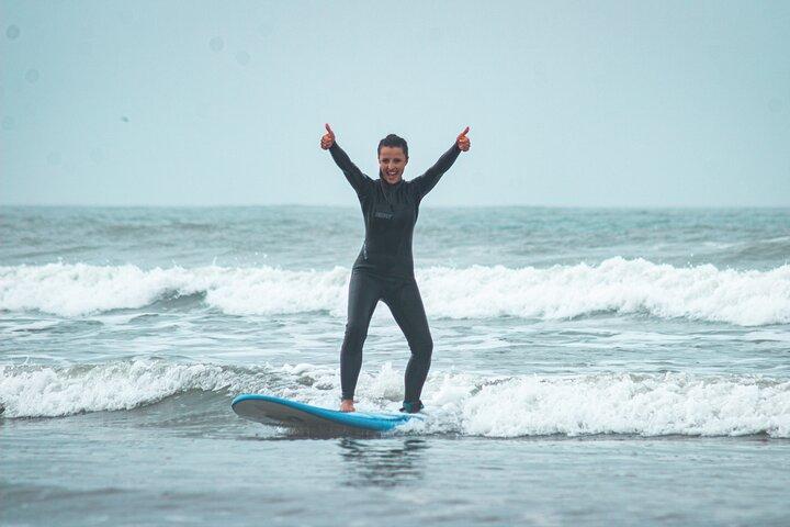 Lezione di surf con surfista locale a Essaouira Marocco