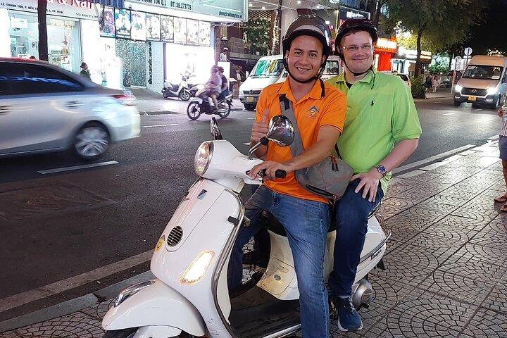 Cuisine locale à Sai Gon avec visite en scooter Vespa blanc