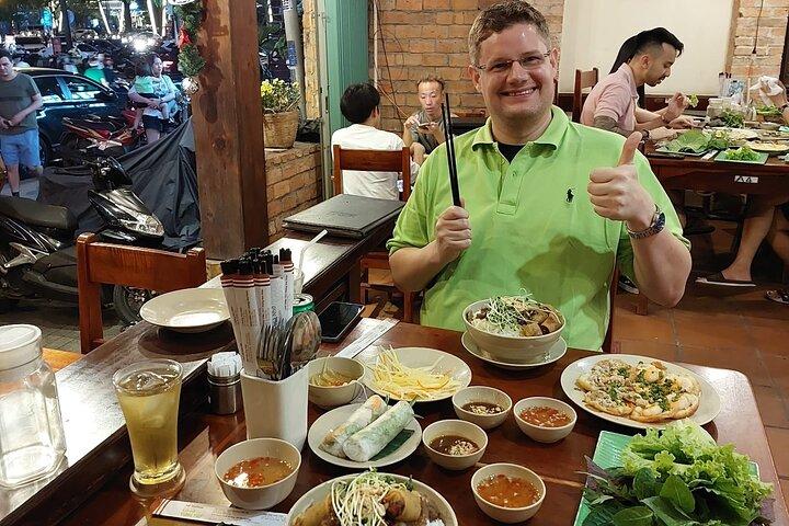 Comida local de Sai Gon com passeio de scooter em Vespa branca