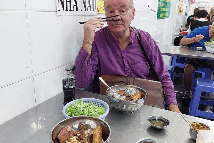 サイゴンの地元料理と白いベスパスクーターツアー