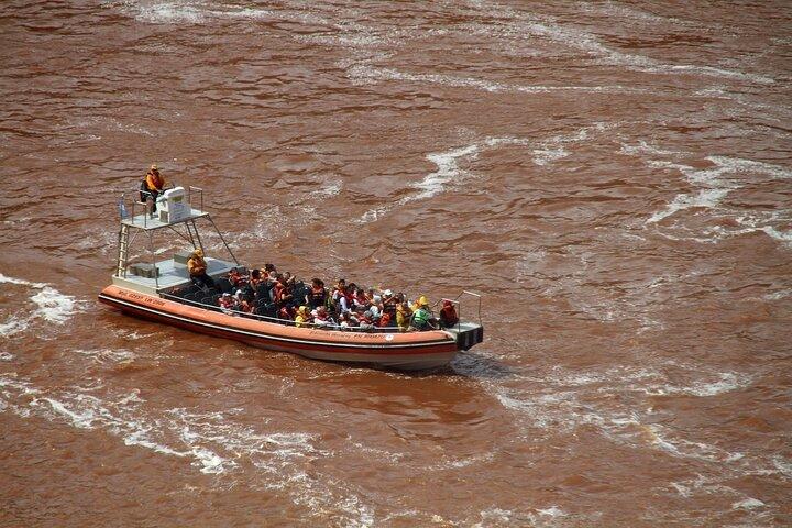 ブラジルとアルゼンチンのイグアスの滝への1日プライベートツアー。