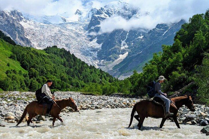 Tour grupal de 8 días de trekking en Svaneti