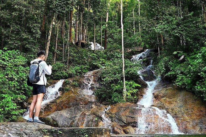 Ganztägige Tour mit Wasserfällen, heißen Quellen, Batik-Kunst & Glühwürmchen