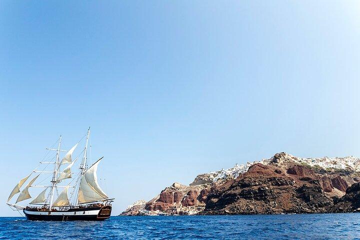 Santorini Sunset Sailing Cruise mit griechischem BBQ Dinner