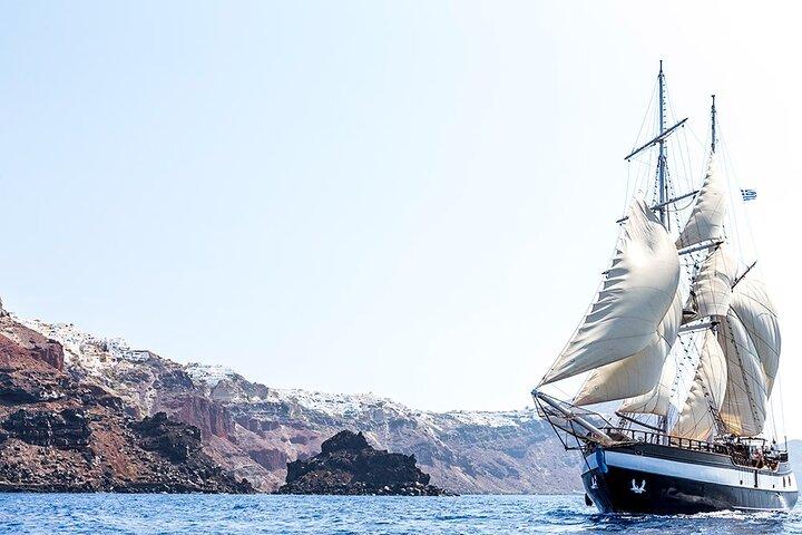 Santorini Sunset Sailing Cruise mit griechischem BBQ Dinner