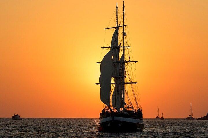 Santorini Sunset Sailing Cruise mit griechischem BBQ Dinner