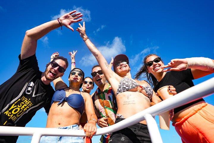 Isla Mujeres Catamaran, Bar aberto e buffet opcional
