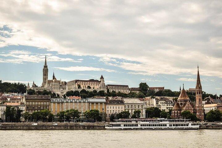 Budapest: Abendliche Sightseeing-Kreuzfahrt mit eigenem Chauffeur