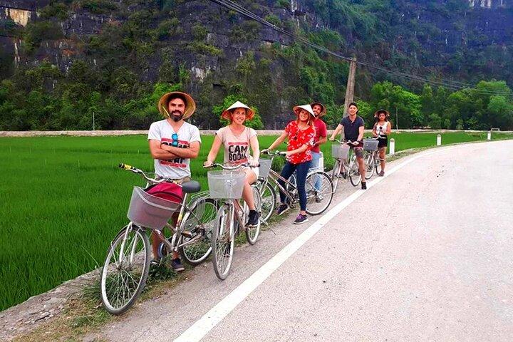 Van Hanoi: Ninh Binh-tour en driedaagse cruise over de Ha Long-baai