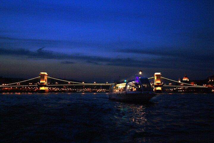 Budapest: Abendliche Sightseeing-Kreuzfahrt mit eigenem Chauffeur