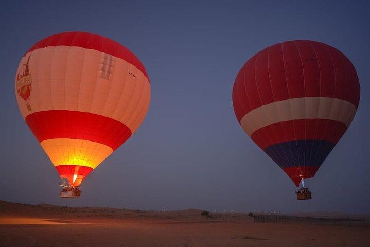 Deluxe ballonvaart in Dubai met ontbijt & valkenshow