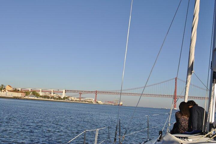 Lisbon Private Romantic 2h Cruise with sparkling wine-Day/Sunset