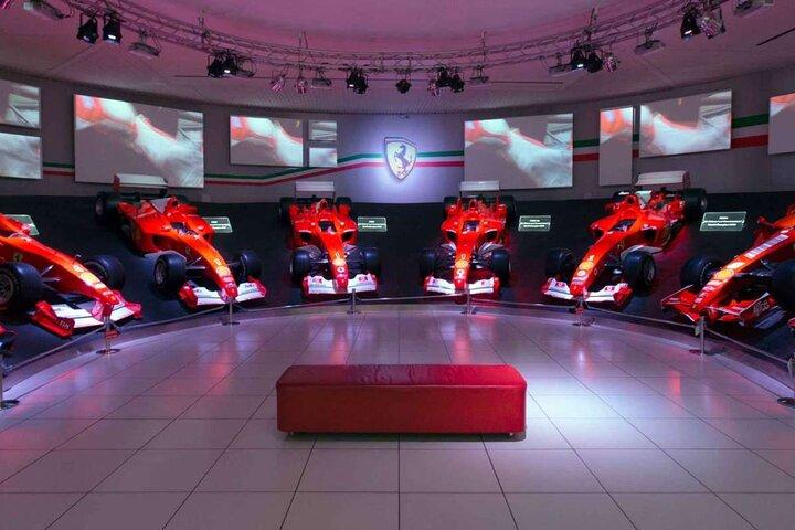フィレンツェ発：プライベート フェラーリ ミュージアム ツアー：イタリアの自動車芸術の卓越性