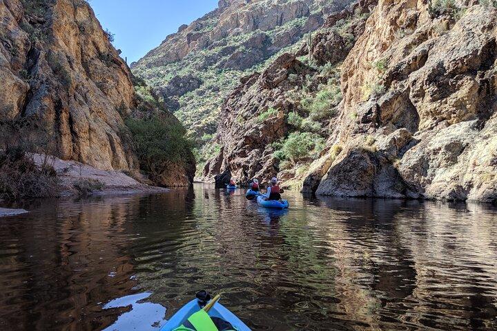 Kayaking 3 Std Canyon & Cliffside auf Saguaro Lake