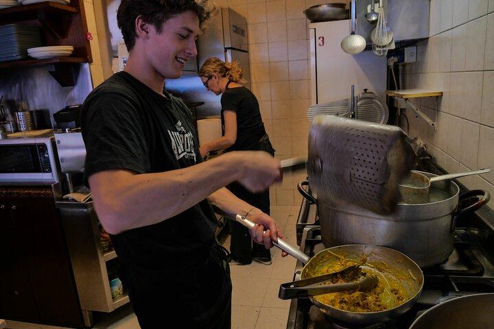 Faça Pasta Carbonara do zero em um clube de jazz em Veneza