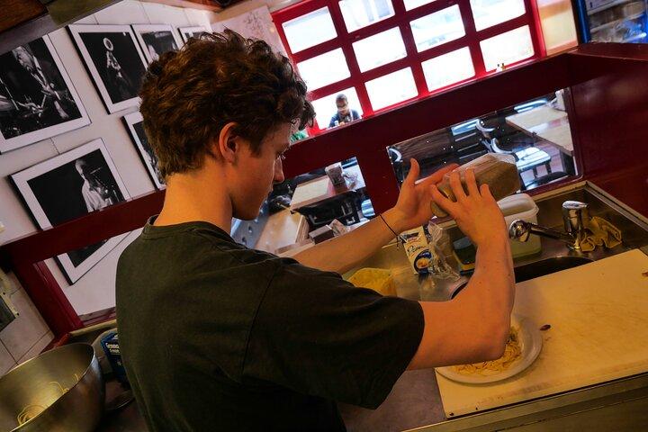 Faça Pasta Carbonara do zero em um clube de jazz em Veneza