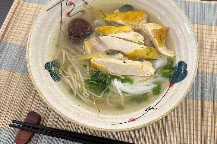 地元の女の子とプライベートな伝統料理教室とフォー作り