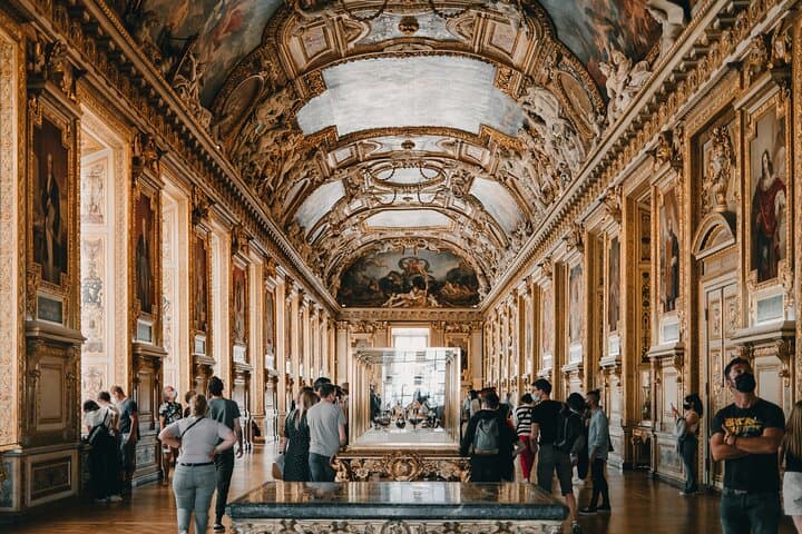 Mona Lisa and Treasures: Louvre Museum Experience 6-people Max