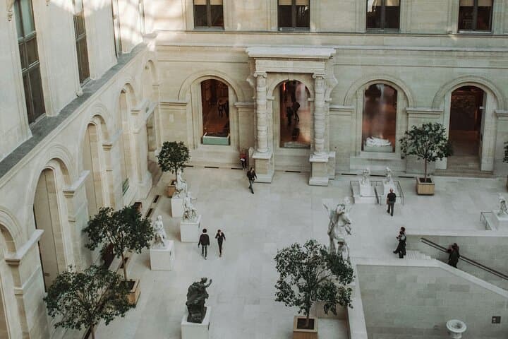 Mona Lisa and Treasures: Louvre Museum Experience 6-people Max